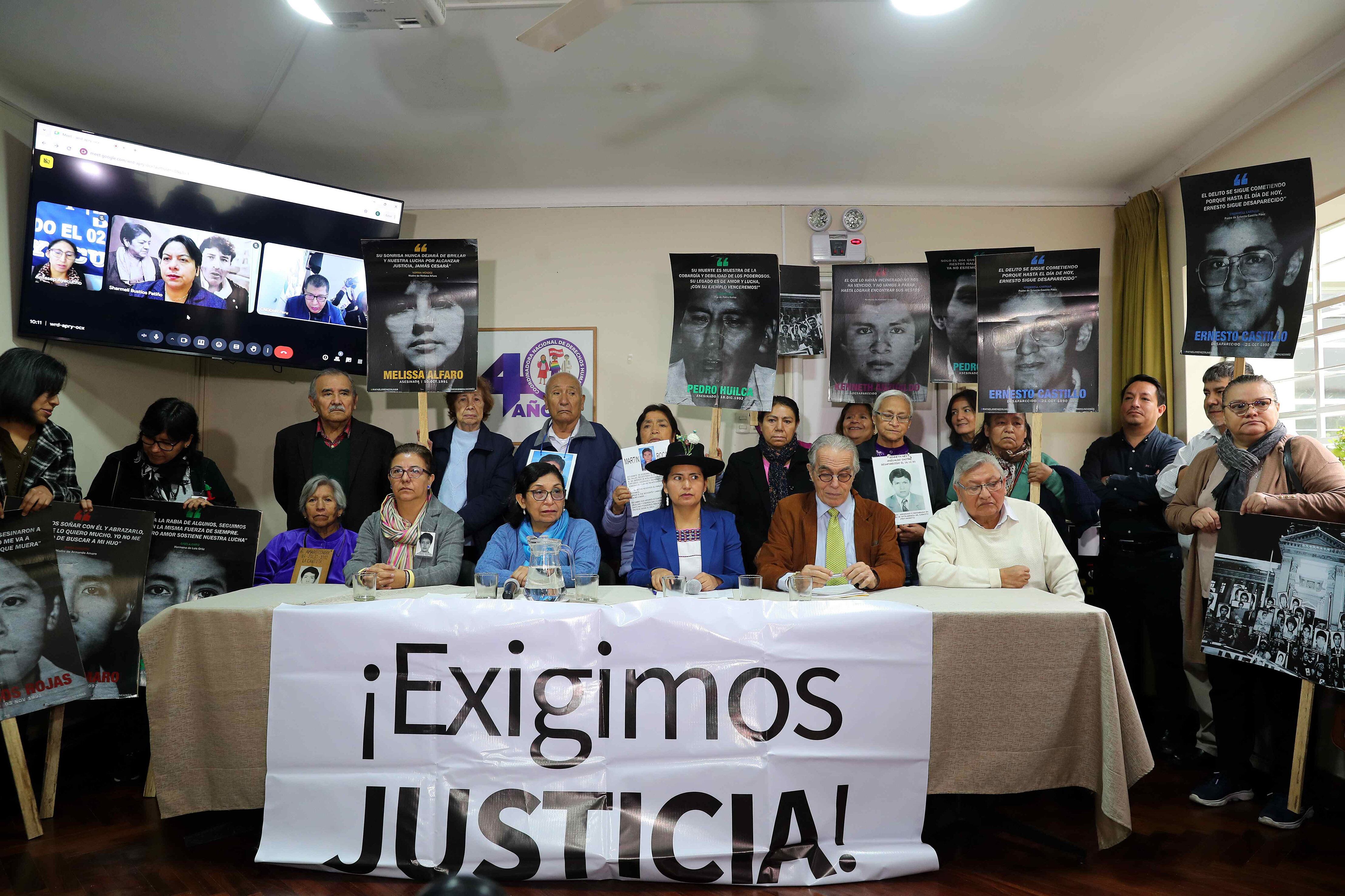 Familiares de la víctimas de la época del terrorismo asistieron a una rueda de prensa el jueves en Lima