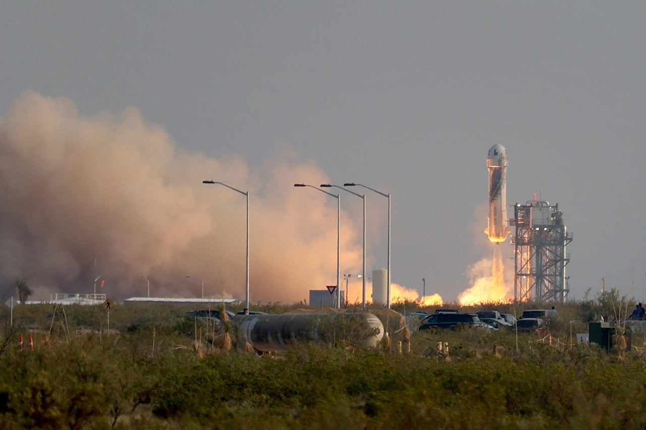 "Se trata de construir un camino hacia el espacio para que las generaciones futuras puedan hacer cosas increíbles allí", dijo Bezos.