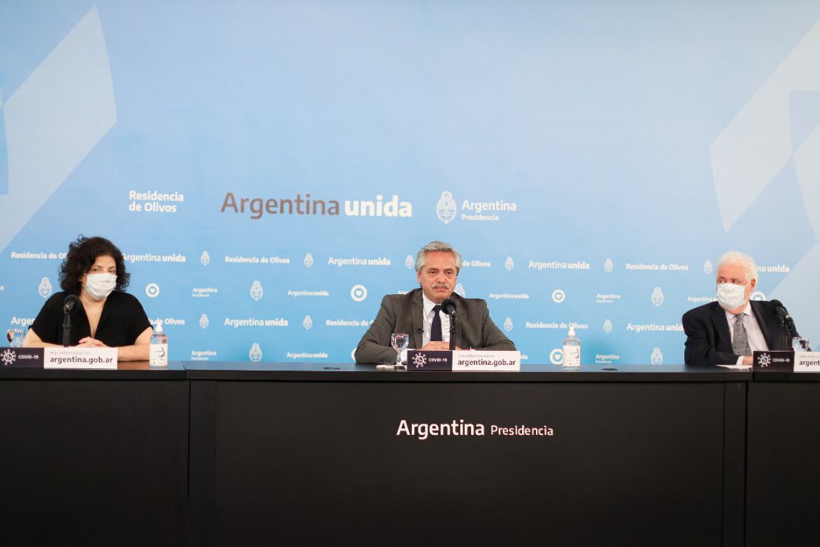 Alberto Fernández hizo el anuncio junto a Ginés González García y Carla Vizzoti.