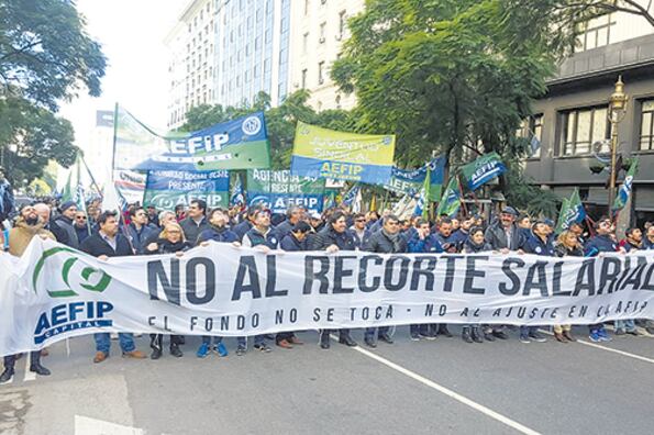 Los trabajadores ayer marcharon desde el Obelisco hasta la sede central del organismo.