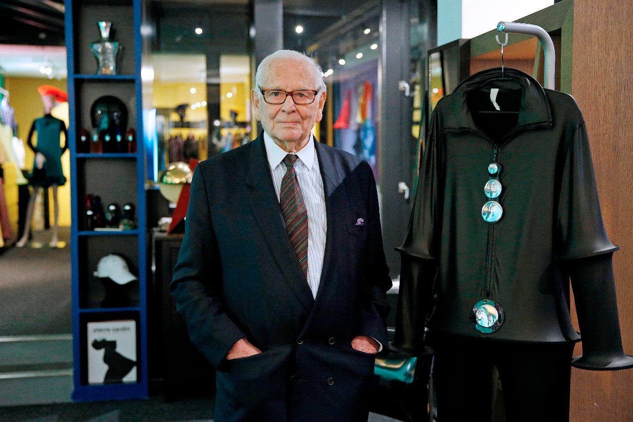 Pierre Cardin, ícono del diseño y la moda, murió a los 98 años.