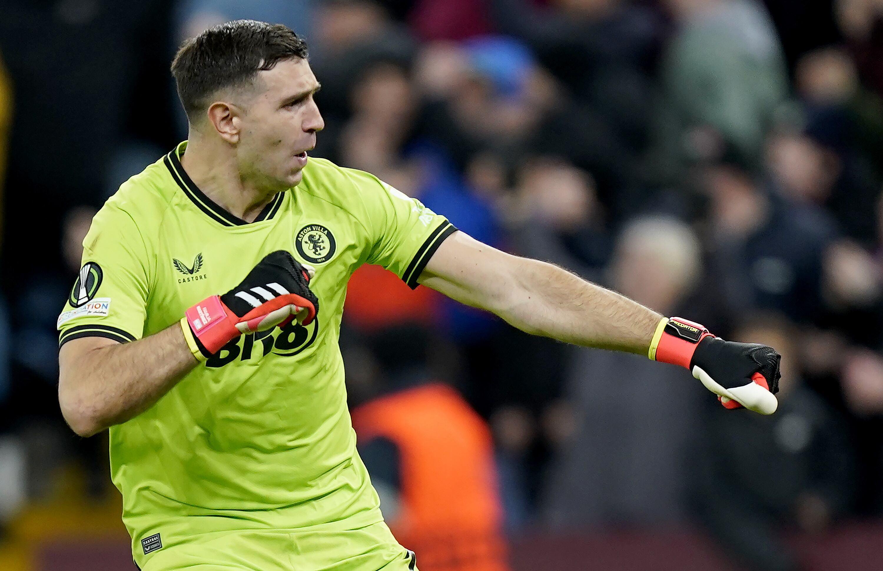 El Dibu viene de mantener su arco en cero contra el Ajax.