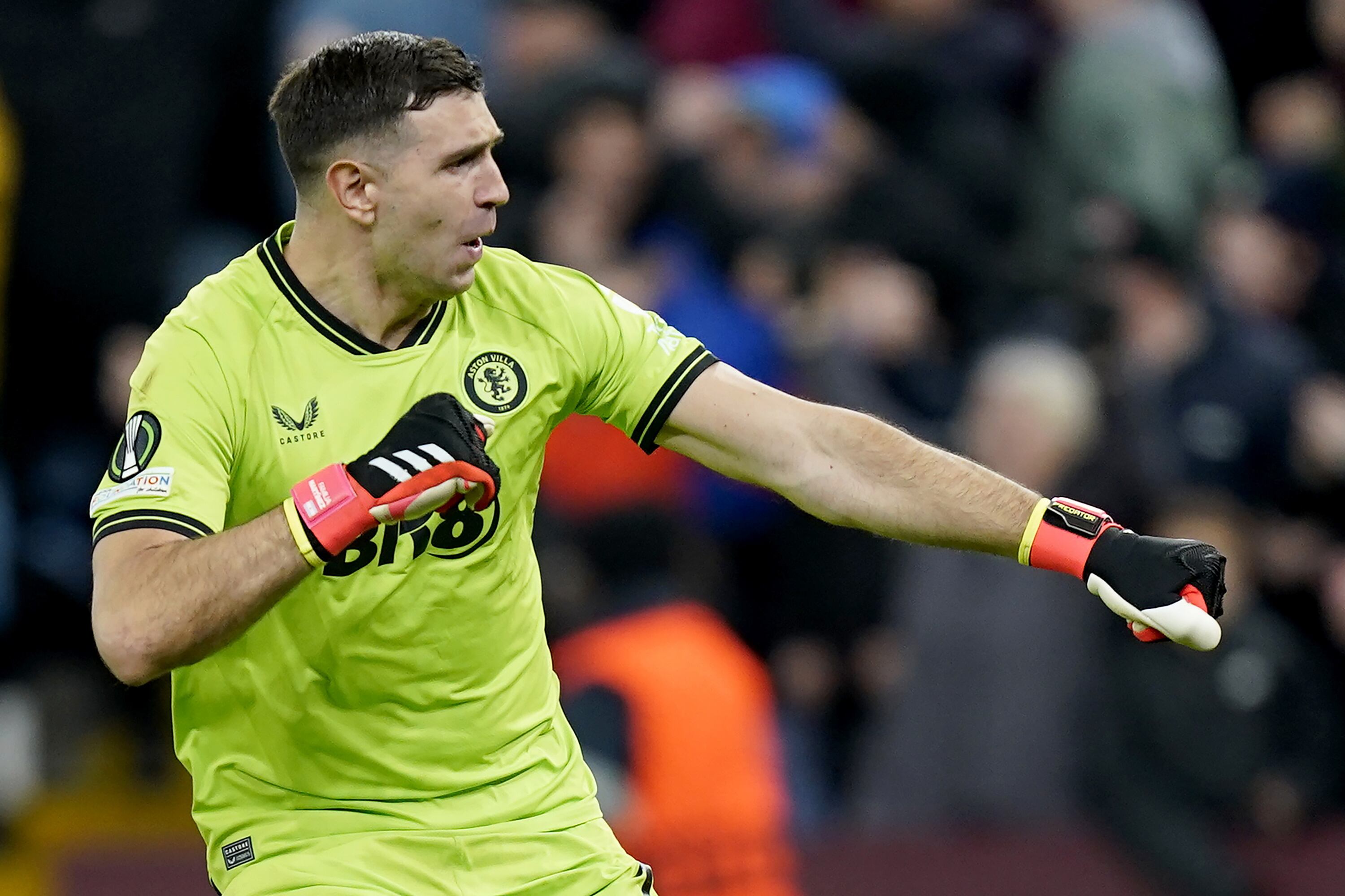 El Dibu viene de mantener su arco en cero contra el Ajax.