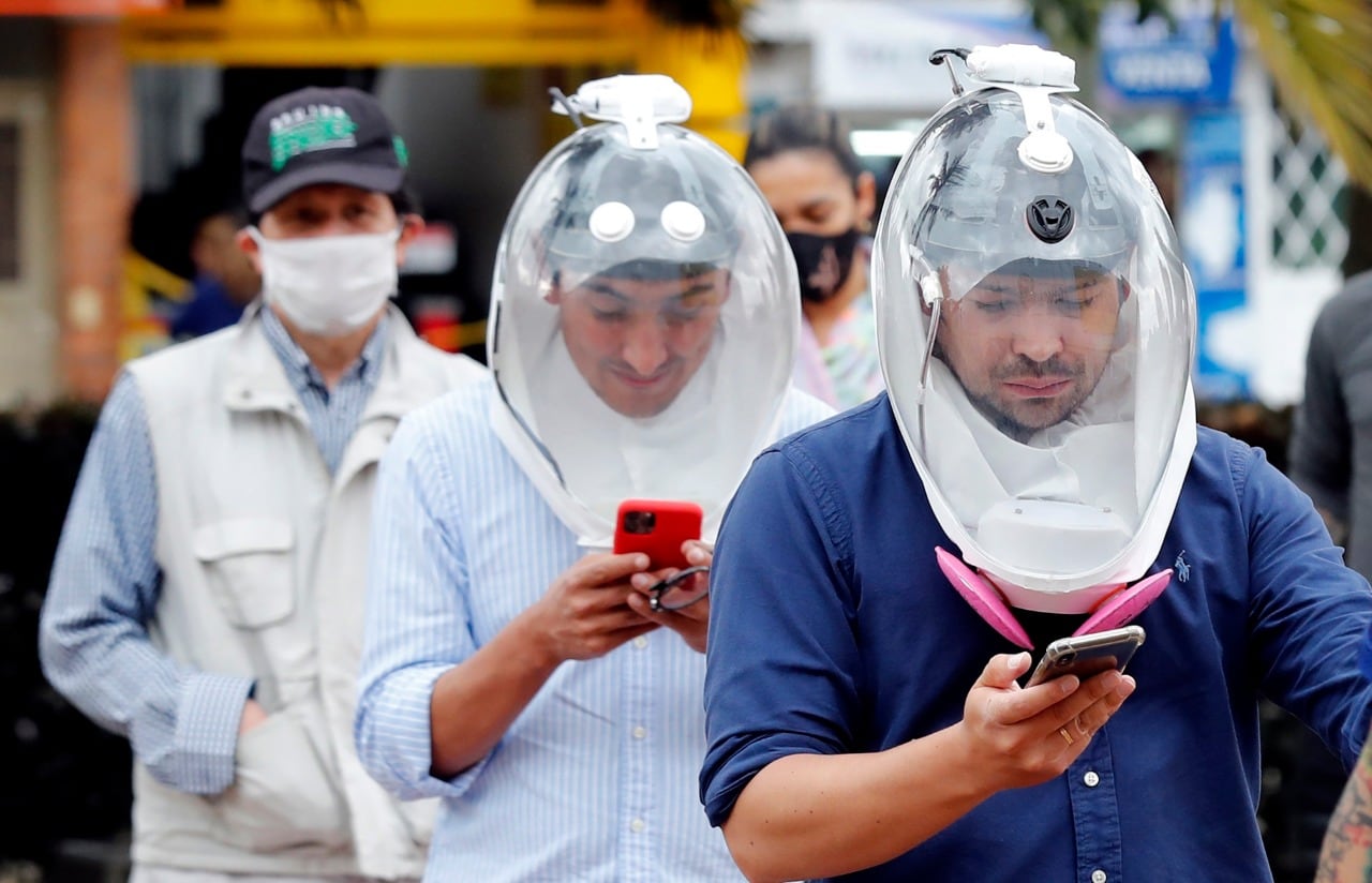 Ingenieros aeronáuticos desarrollan un casco contra el coronavirus.