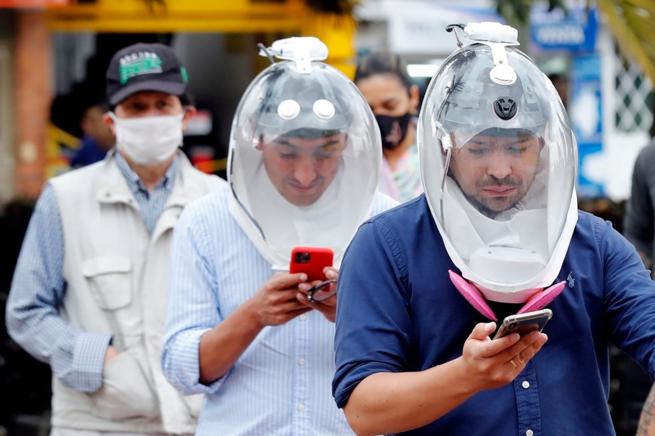 Ingenieros aeronáuticos desarrollan un casco contra el coronavirus.