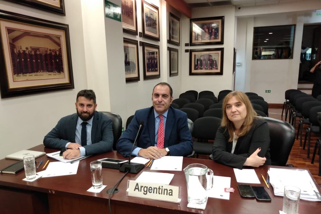 Andrea Pochak, subsecretaria de Enlace Internacional en Derechos Humanos, junto a Javier Salgado y Gonzalo Bueno, del área contenciosa en Derechos Humanos de la Cancillería