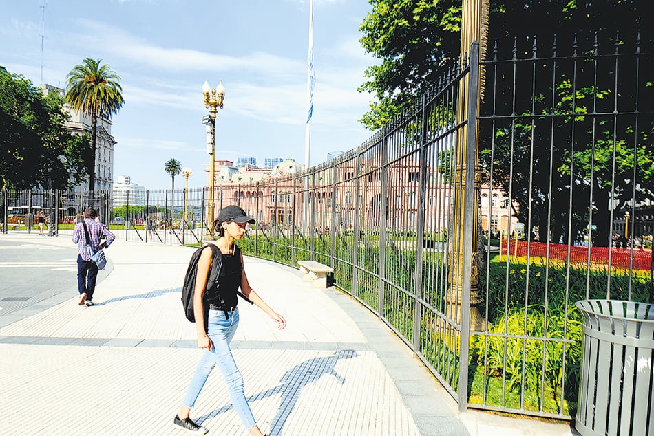El enrejado fue instalado pese al rechazo de la Comisión Nacional de Monumentos, Bienes y Lugares Históricos.