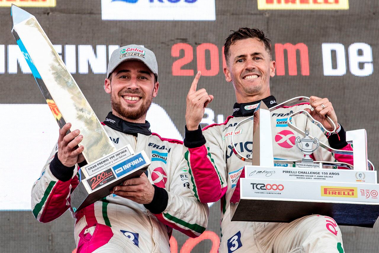 La dupla celebró el segundo triunfo consecutivo en los 200km (FOTO Axion Sport)