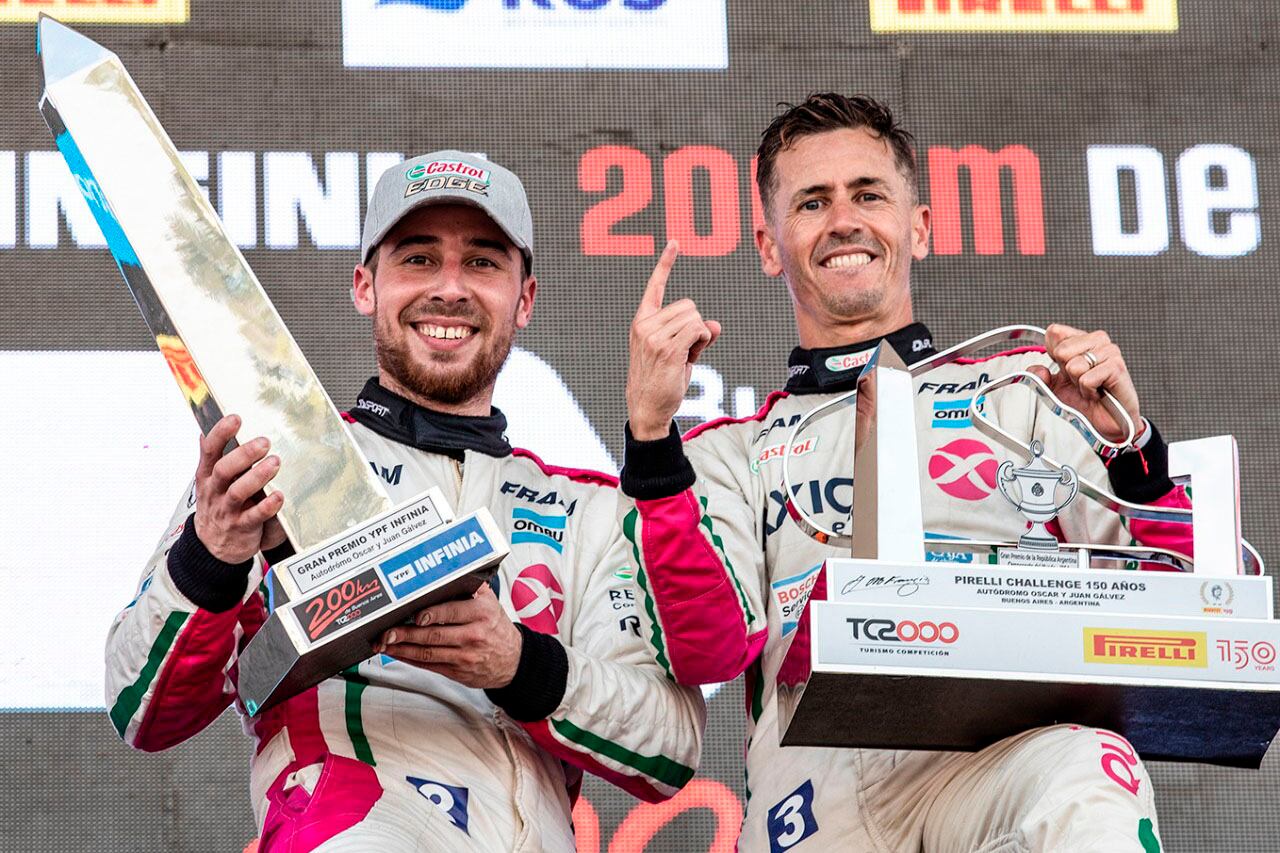 La dupla celebró el segundo triunfo consecutivo en los 200km (FOTO Axion Sport)