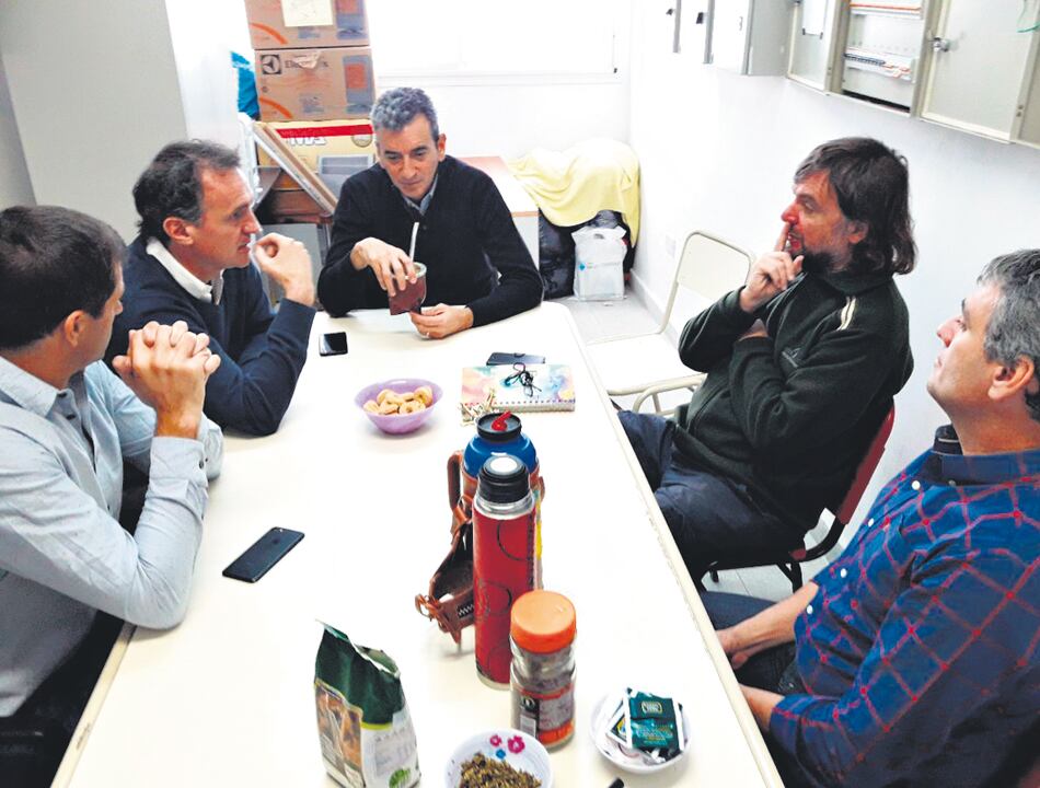 Bali Bucca, Gabriel Katopodis, Florencio Randazzo, el padre Pepe y Juanchi Zabaleta en la ronda de mate.
