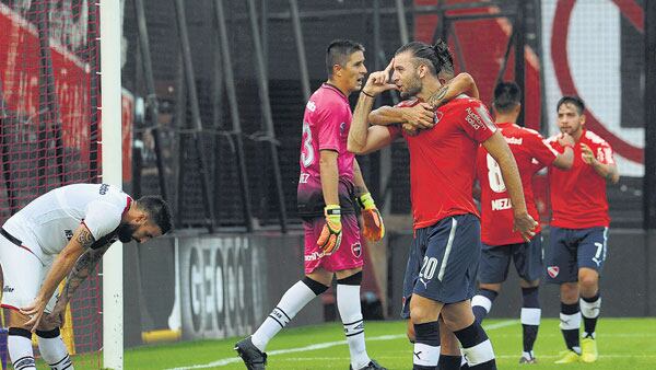 Gastón Silva y su particular festejo del único gol que marcó Independiente en el Coloso del Parque.