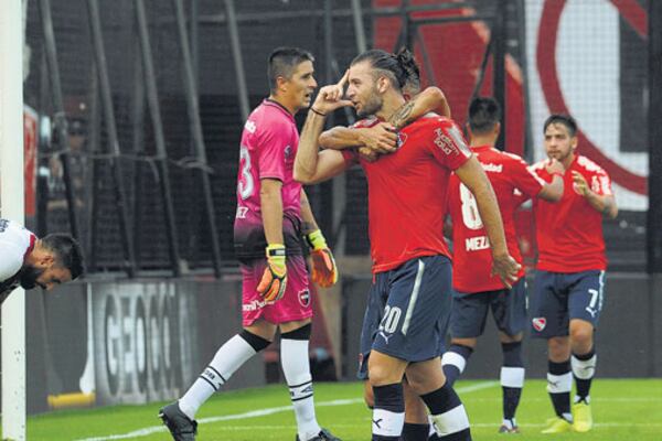Gastón Silva y su particular festejo del único gol que marcó Independiente en el Coloso del Parque.