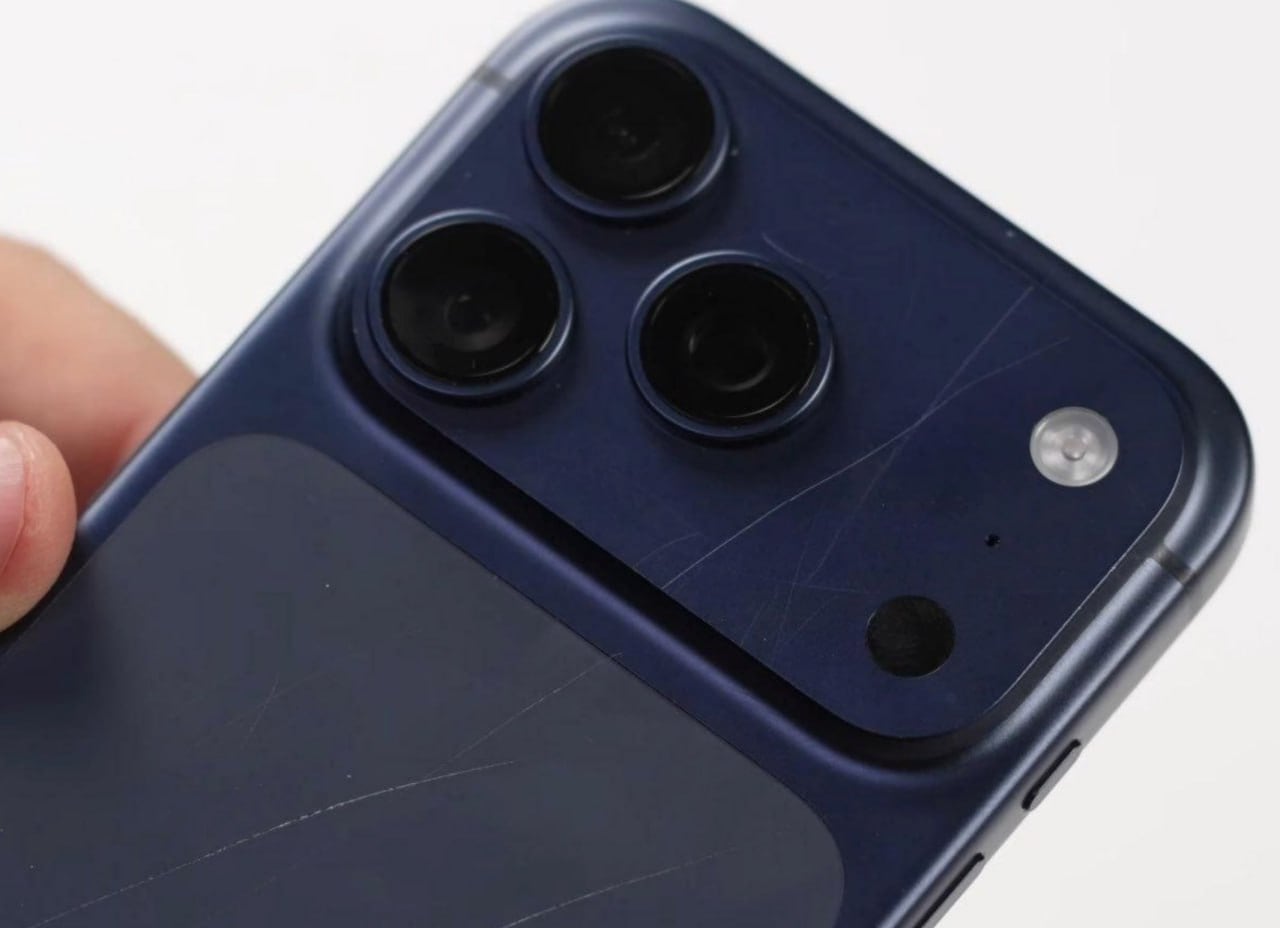 La polémica no es nueva. En 2012, con el iPhone 5, también llovieron críticas por rayaduras en las versiones negras y grafito.