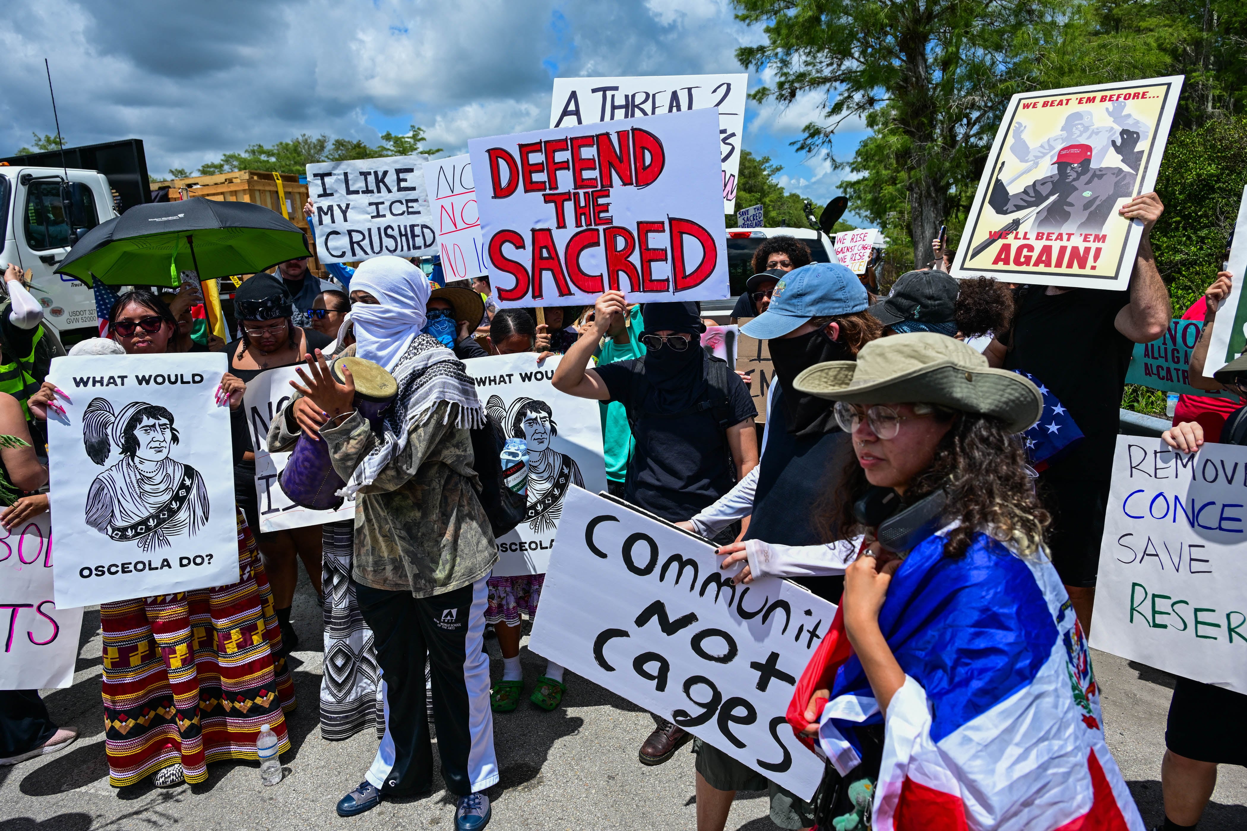 Manifestantes protestaron contra la visita de Donald Trump al centro de detención ubicado en Ochopee, Florida