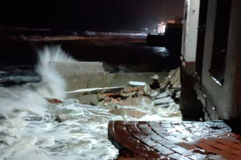 La suba de la marea y las fuertes olas que provocó una sudestada en Mar del Tuyú derrumbaron una casa sobre la playa.