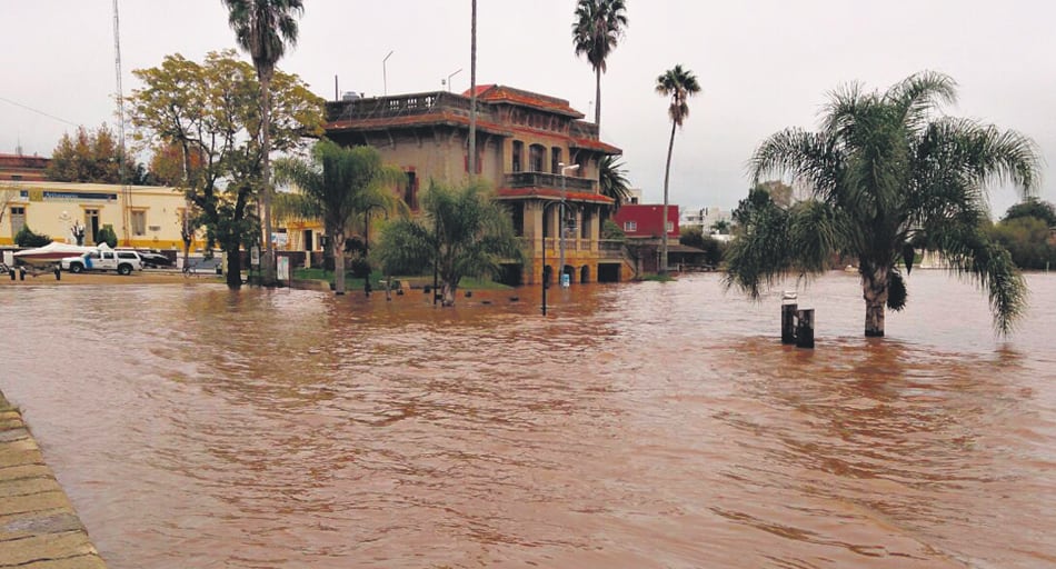 Sede de la municipalidad de Colón y el agua que la rodea.