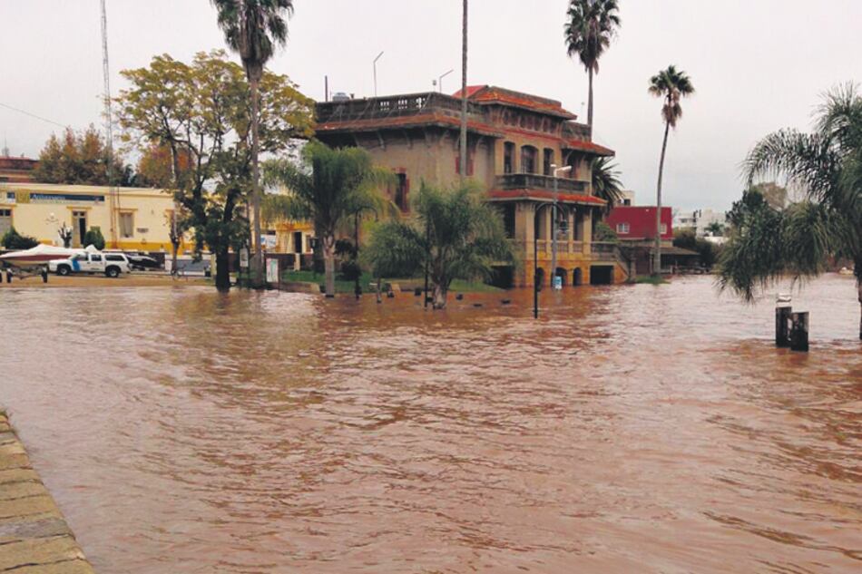 Sede de la municipalidad de Colón y el agua que la rodea.
