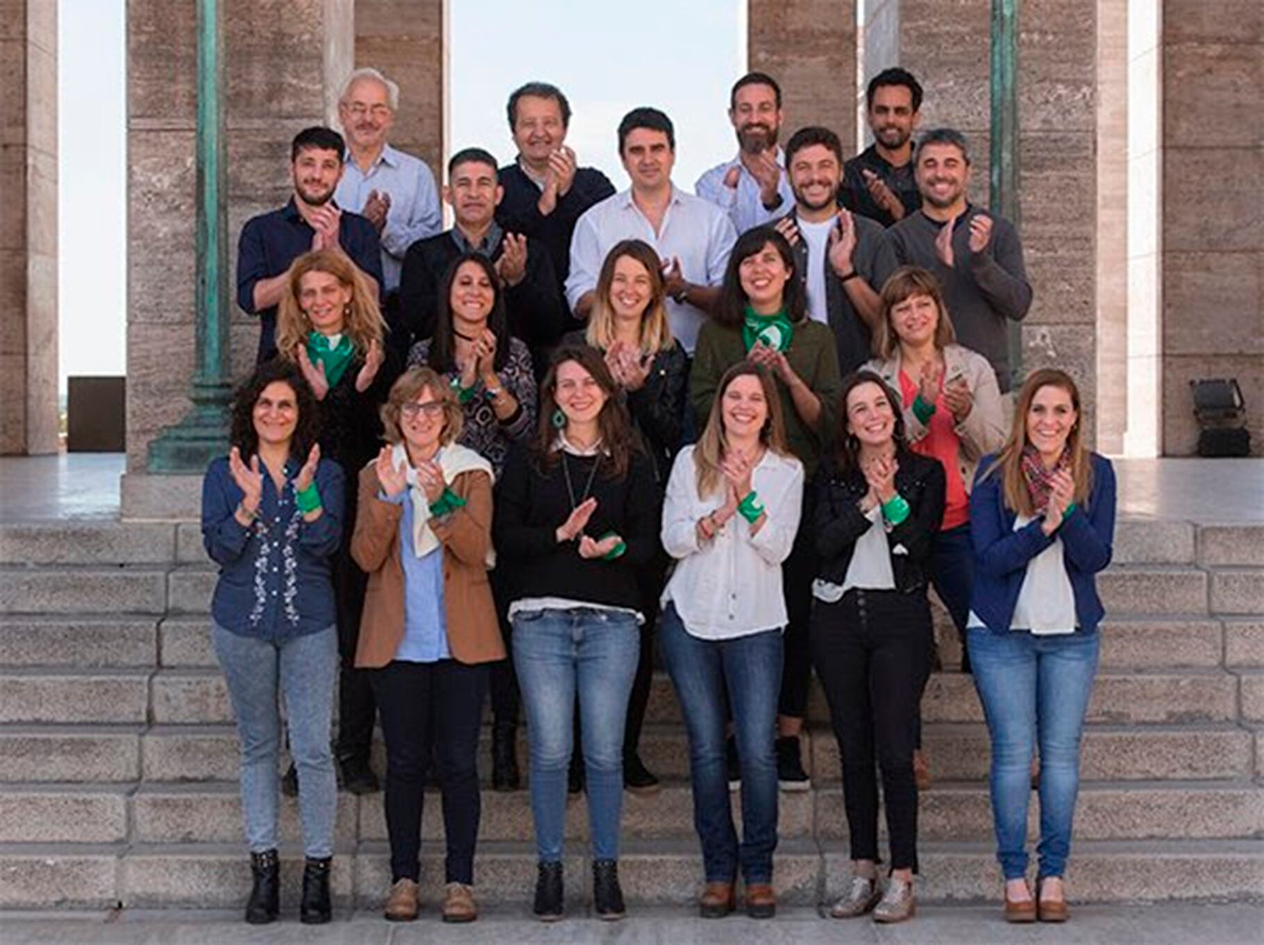 La foto difundida ayer expresa la amplitud del espacio político que propone frenar al PRO.