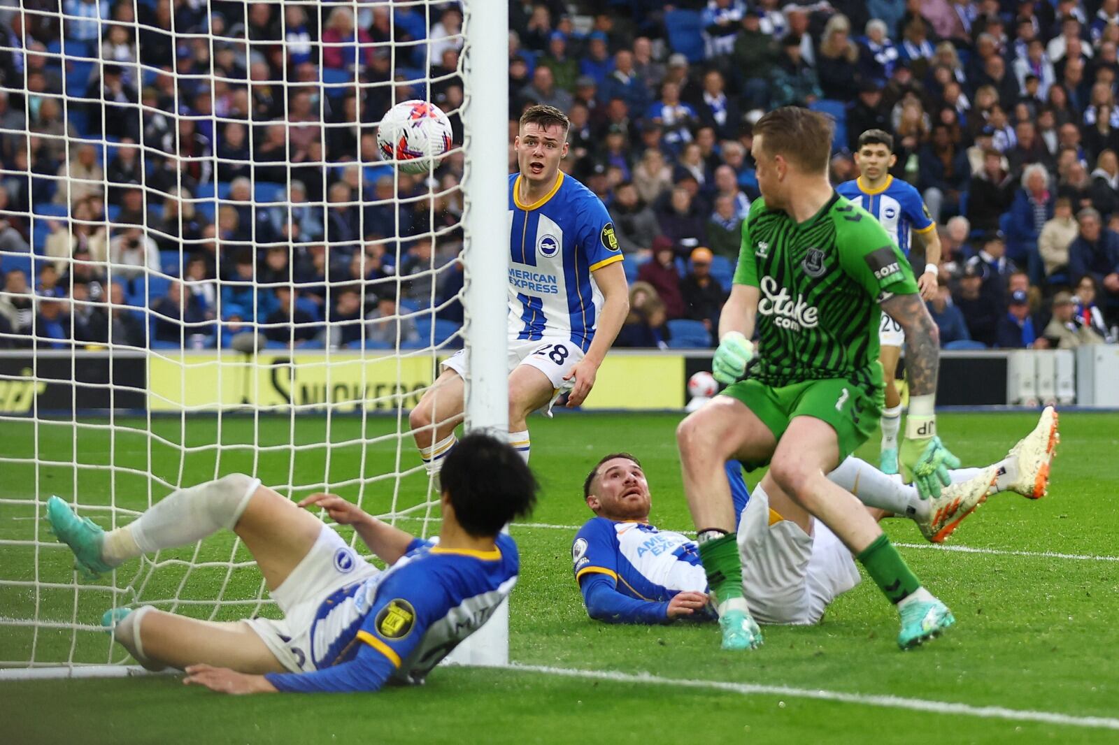 Desde el pasto, Mac Allister palpita el descuento para su equipo