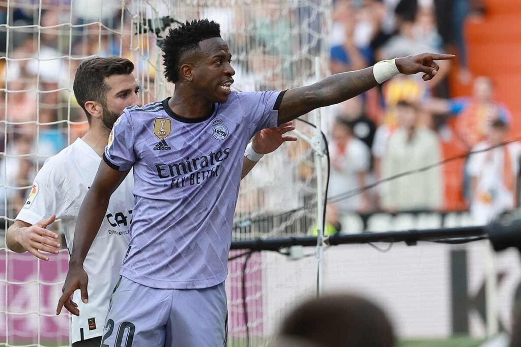 Vinicius Jr. señala el ataque racista mientras el partido estaba parado. Imagen: AFP