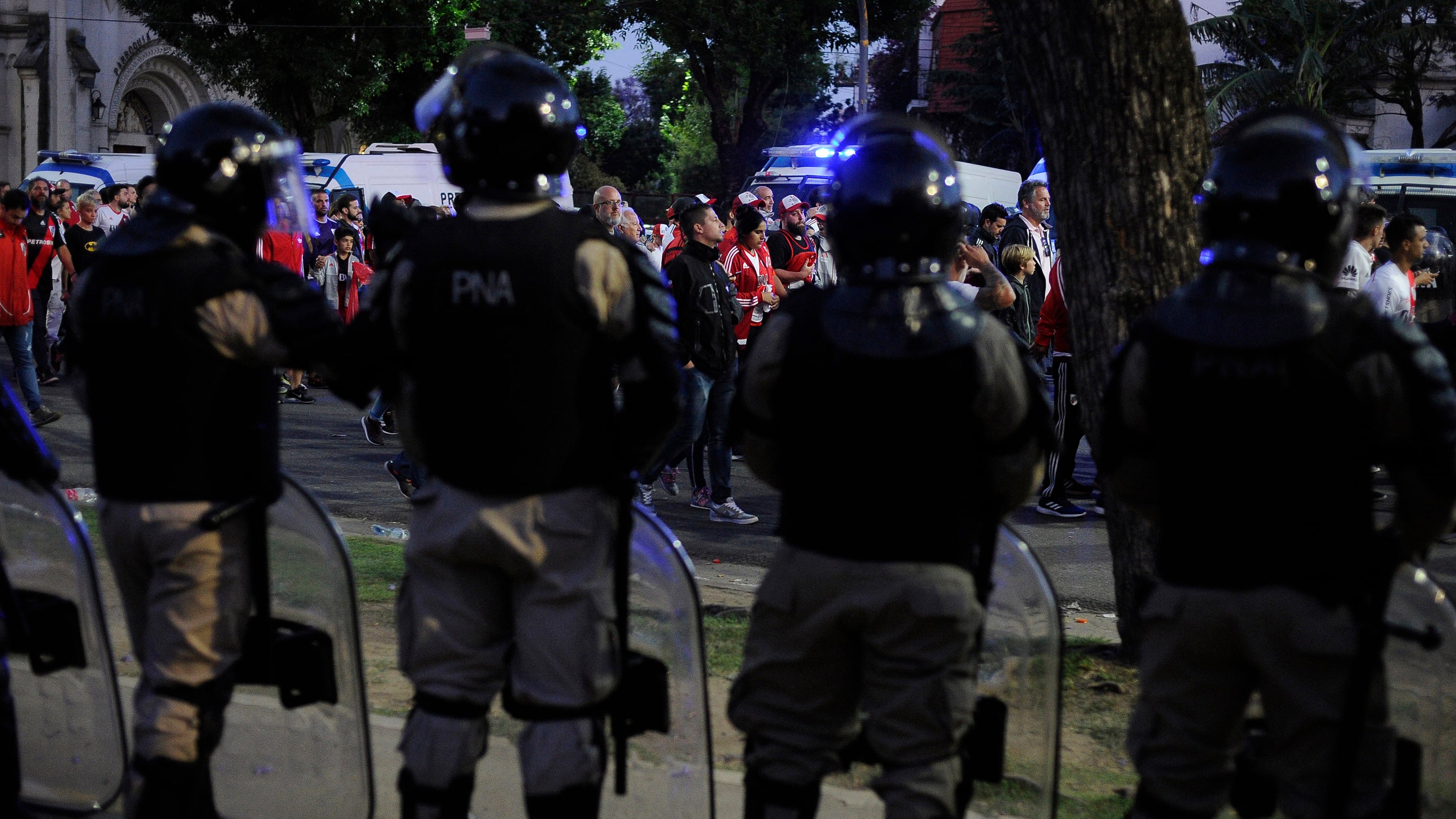 Amplia presencia de las fuerzas de seguridad en las inmediaciones del Monumental.