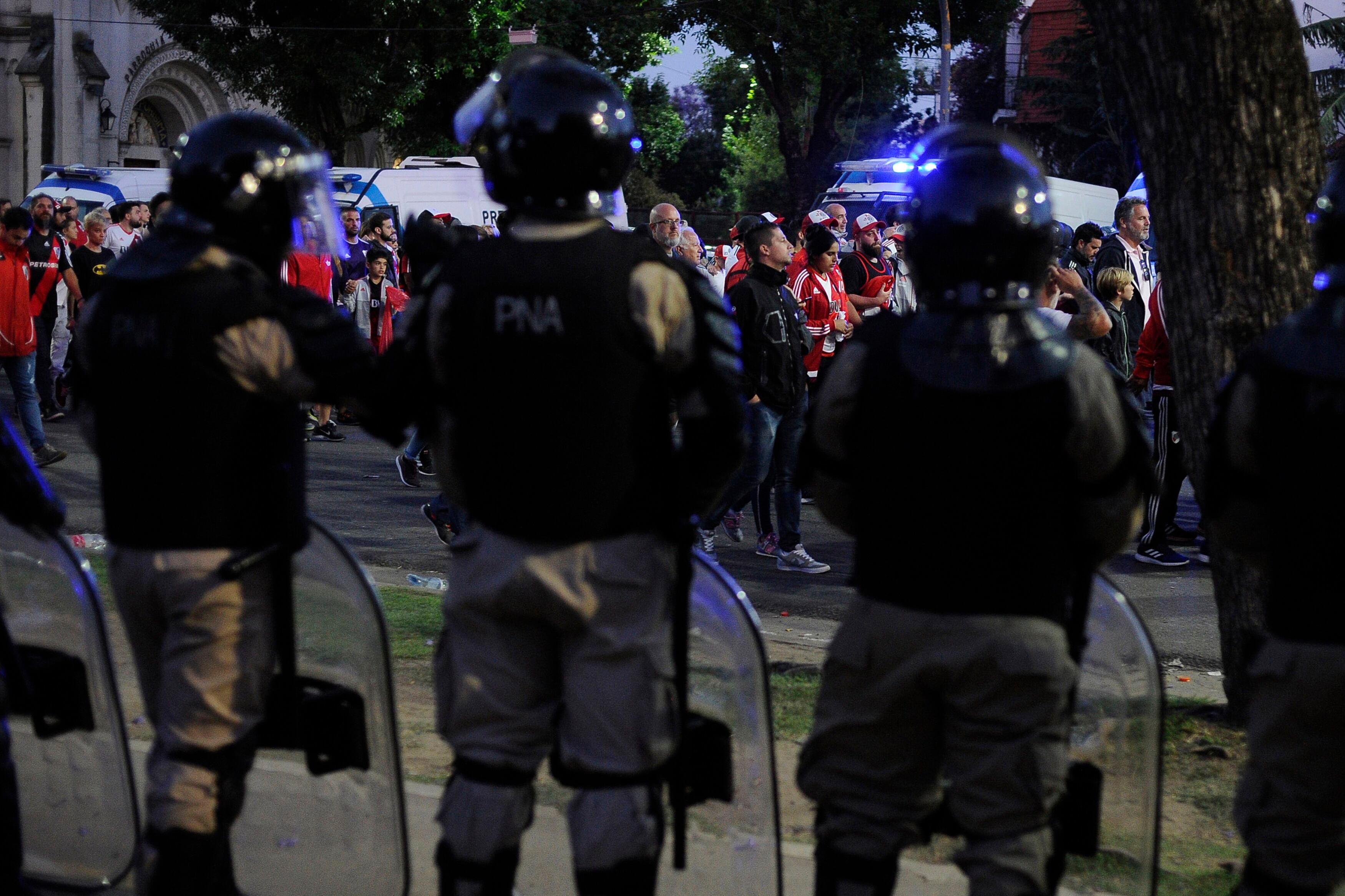 Amplia presencia de las fuerzas de seguridad en las inmediaciones del Monumental.