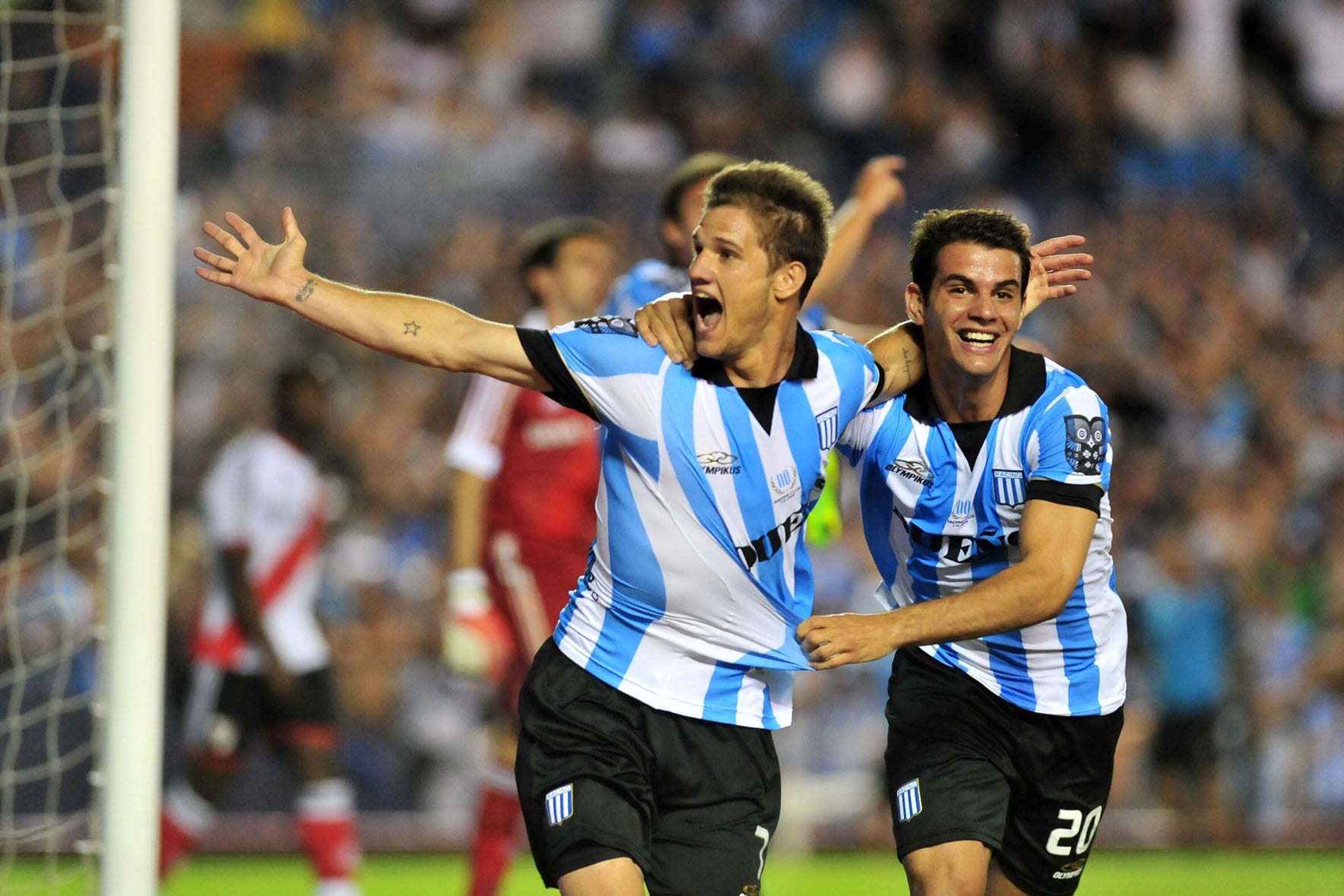 Zuculini festeja un gol durante su primer paso en Racing: ante River en 2013