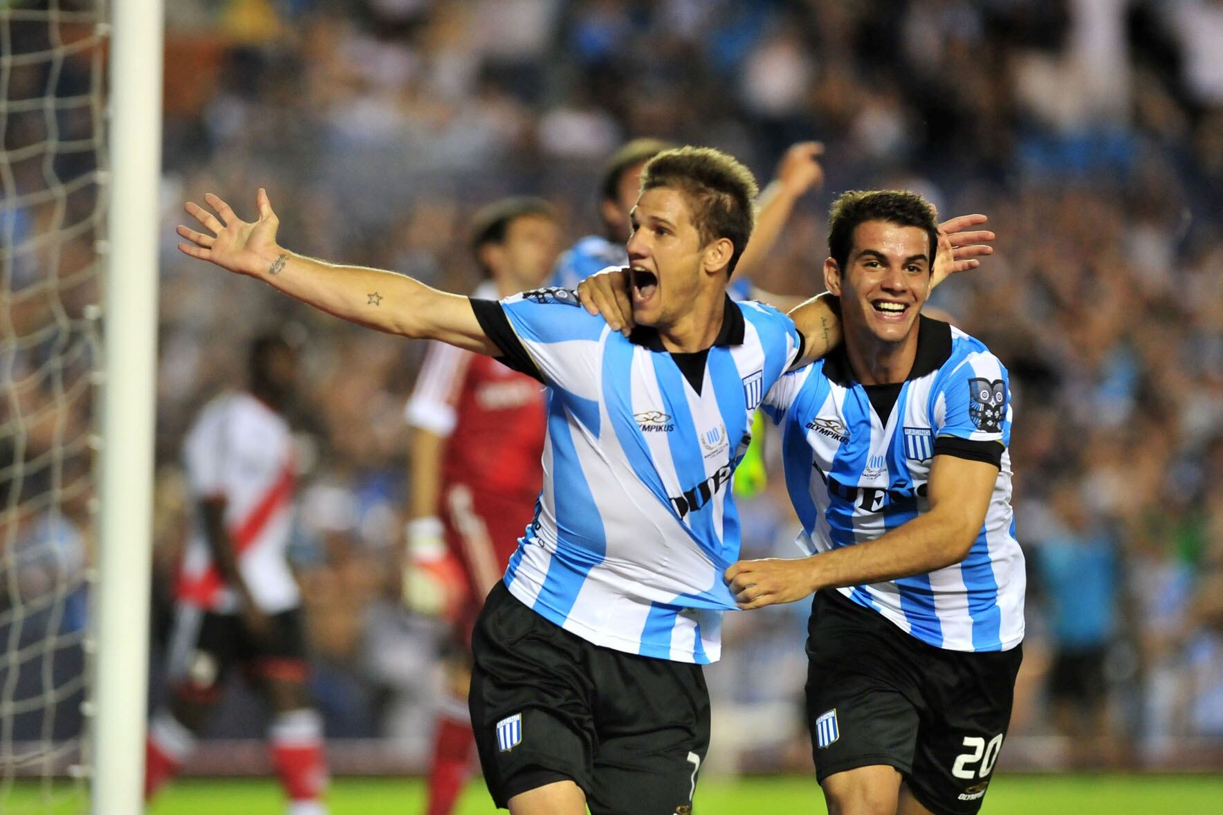 Zuculini festeja un gol durante su primer paso en Racing: ante River en 2013