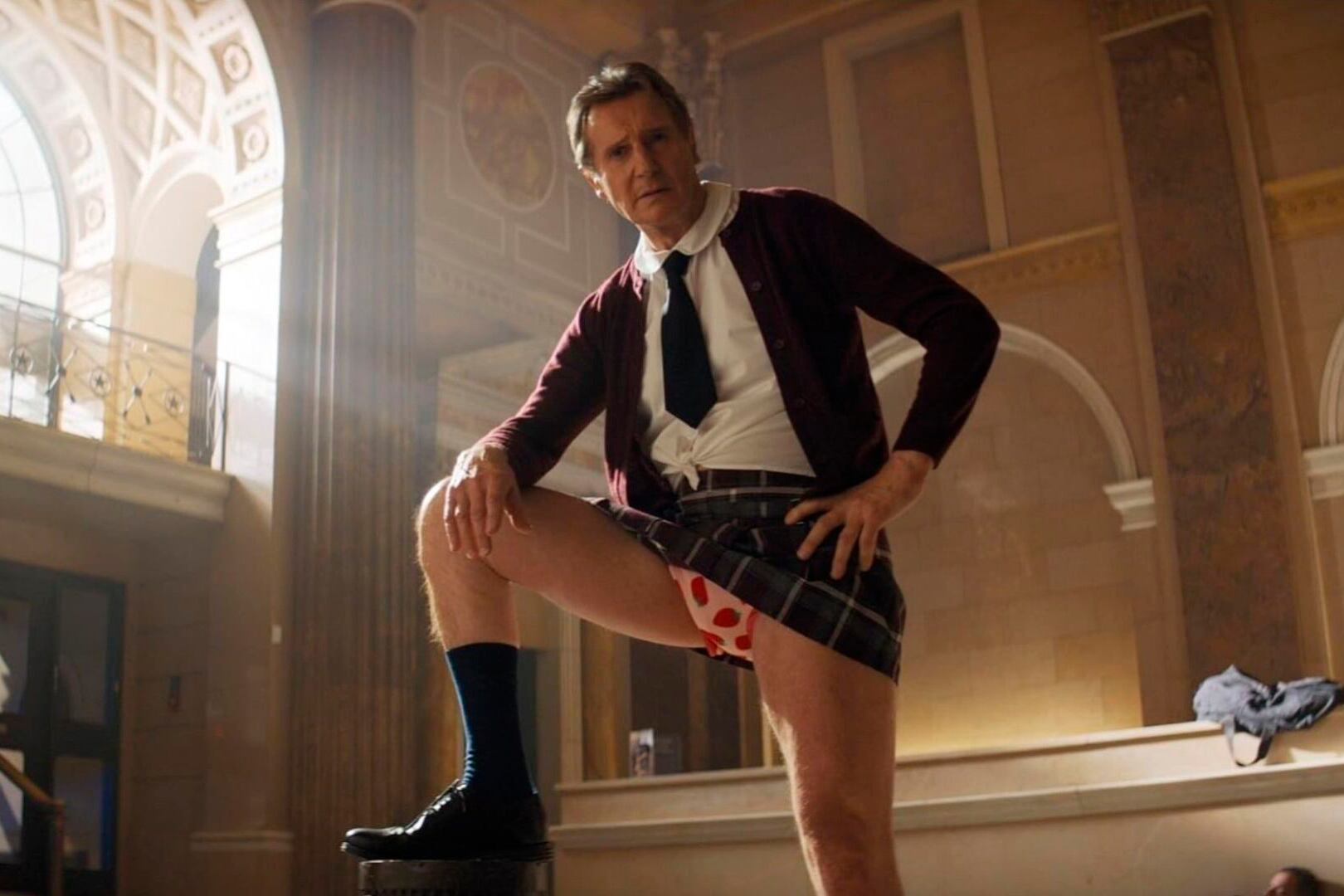 Neeson es Frank Drebin Jr., hijo del personaje que encarnó Leslie Nielsen