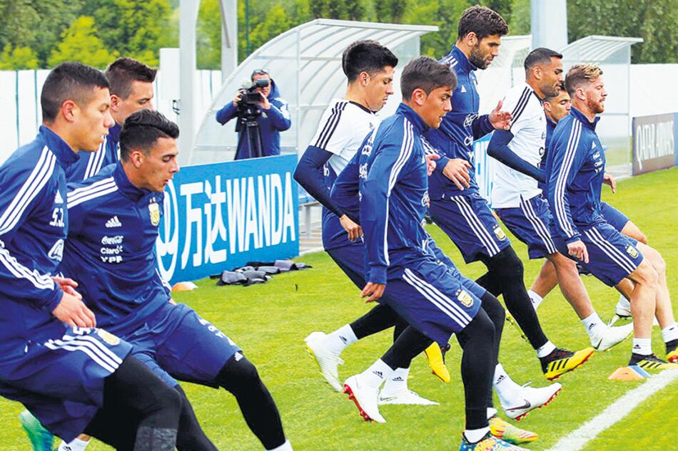 Todos detrás de la raya. El único jugador argentino con trabajos diferenciados es Banega.