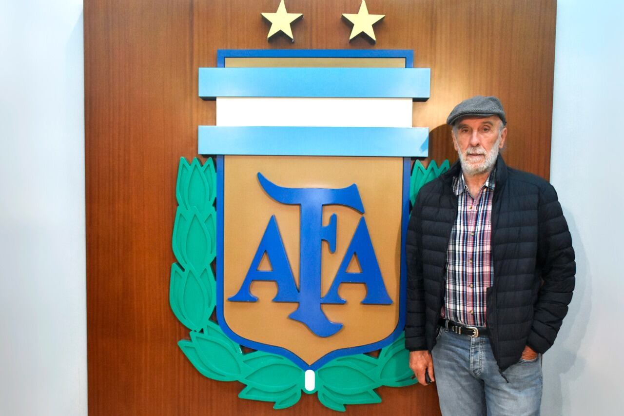 Julio Villa posa en el predio de Ezeiza de la AFA.
