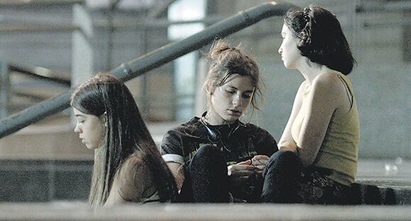 La superficie de la burbuja que habitan las protagonistas de Paisaje es constantemente aguijoneada.