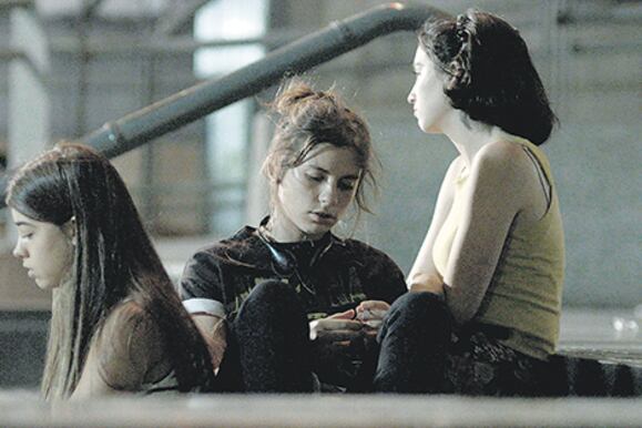 La superficie de la burbuja que habitan las protagonistas de Paisaje es constantemente aguijoneada.