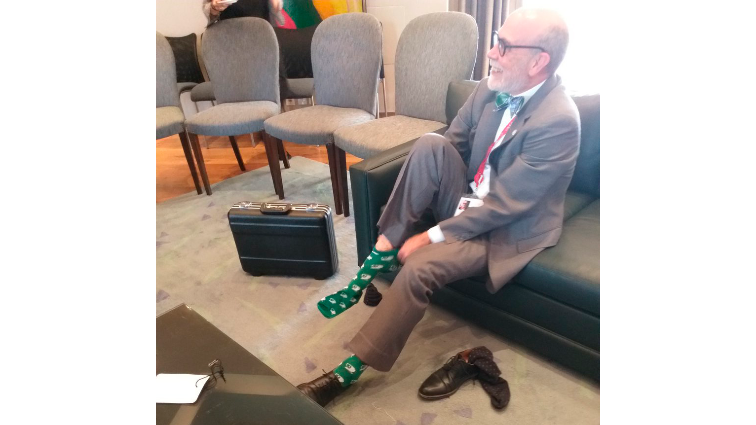 El embajador Usher muestra las medias verdes, alusivas a la campaña por el aborto legal.