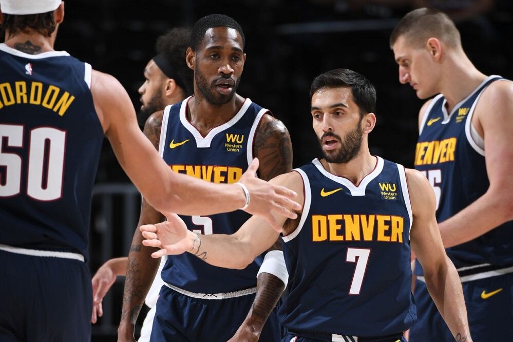 Campazzo recibe los saludos de sus compañeros.