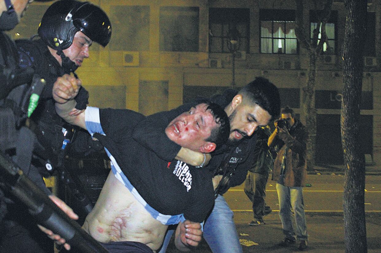 La represión comenzó por la noche, cuando la mayoría de los manifestantes ya se había desconcentrado.