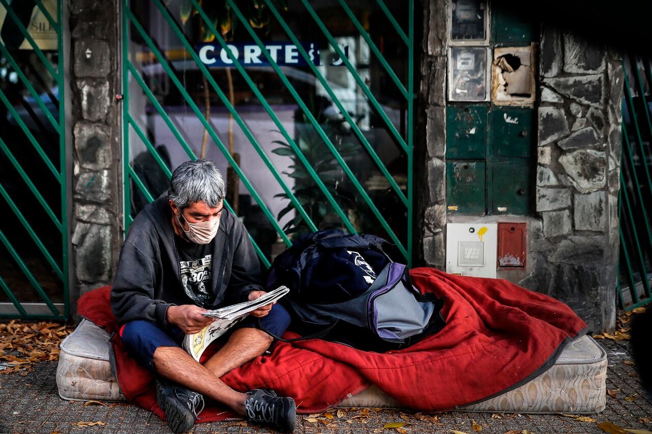 De acuerdo al Indec, la población bajo la línea de pobreza aumentó de 40,8 a 44,2 por ciento y los indigentes pasaron de 8,9 a 10,1 por ciento entre julio y octubre de 2019 y 2020