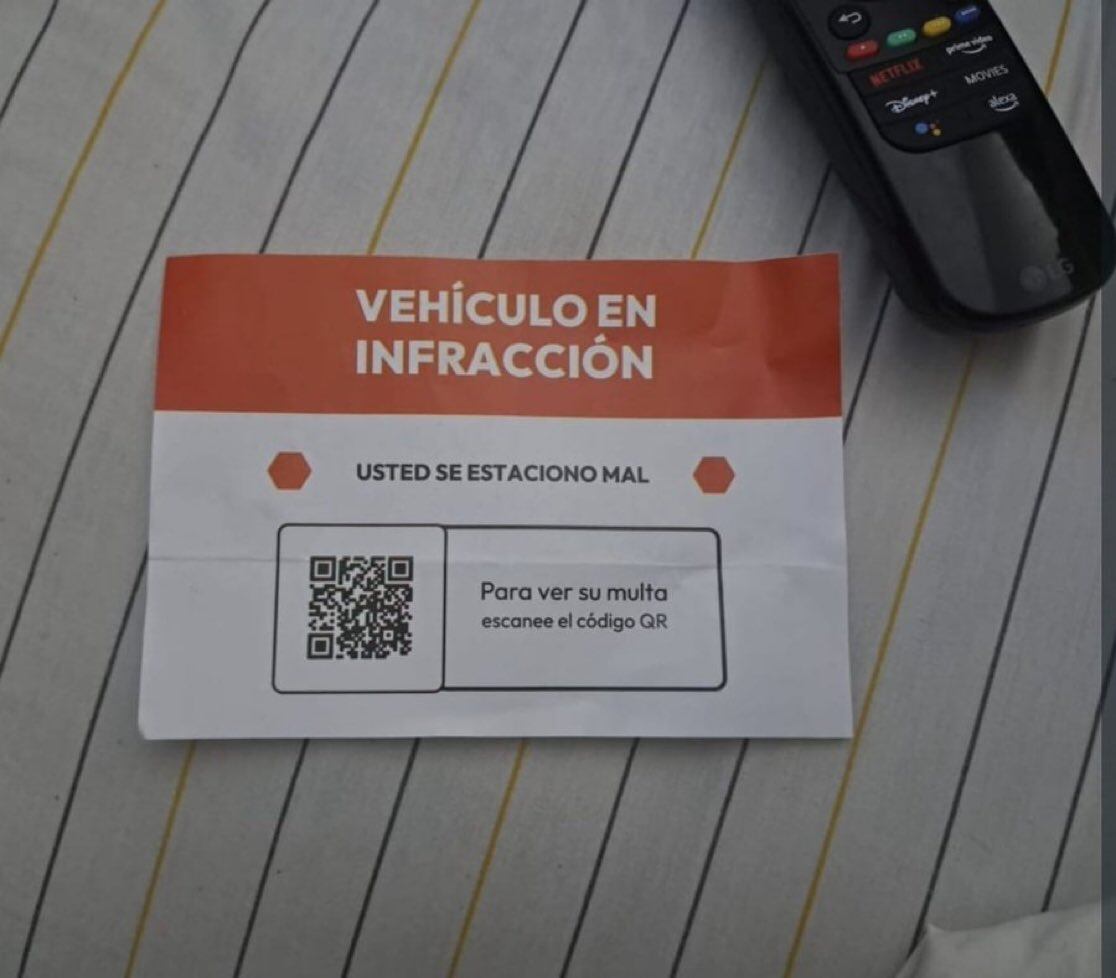 El cartel advierte al "vehículo en infracción" acompañado de un QR, pero es una estafa