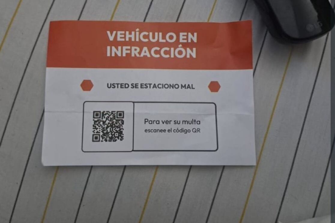 El cartel advierte al "vehículo en infracción" acompañado de un QR, pero es una estafa