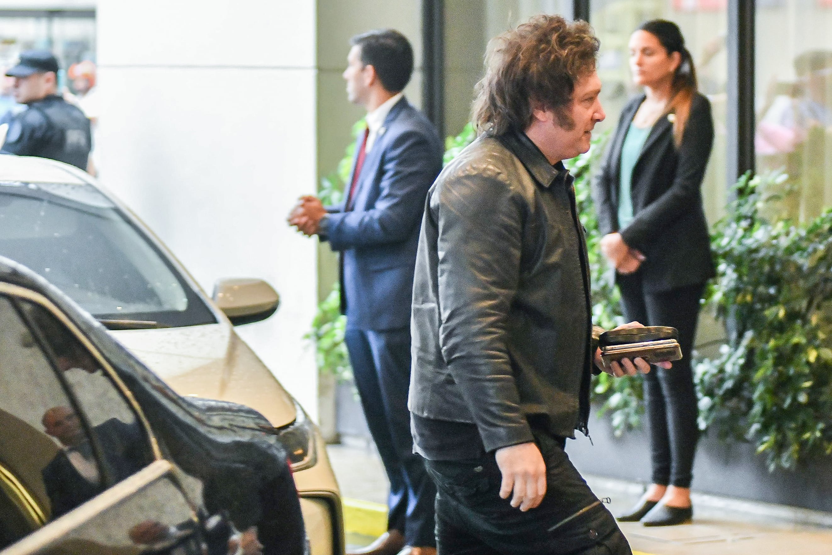 El presidente electo ingresa al Hotel Libertador donde se refugia desde la campaña electoral.