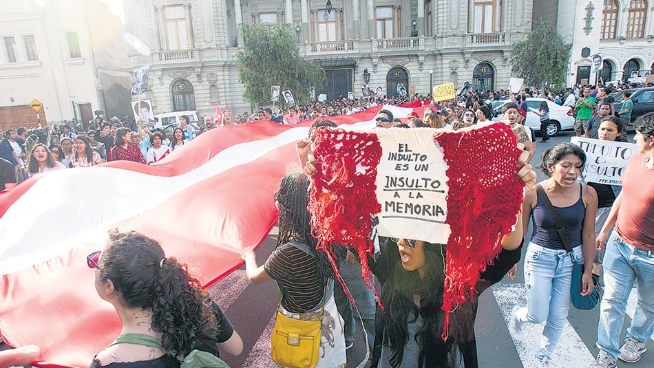 El indulto a Fujimori gatilló la rabia ciudadana, que se expresa por estas horas en las calles.
