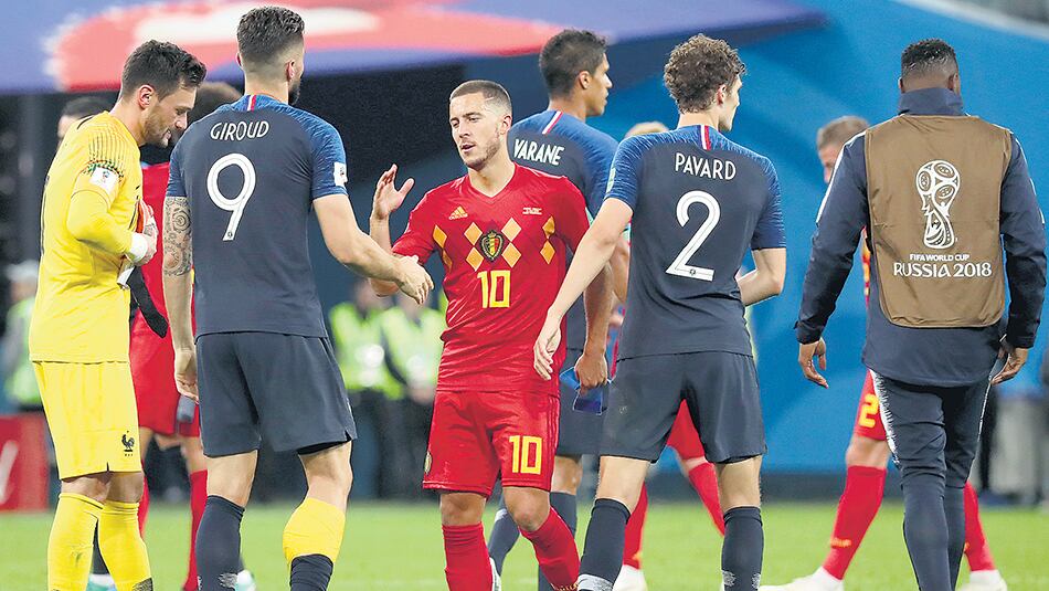 Hazard extiende su mano felicitando a los jugadores franceses por su pase a la final.