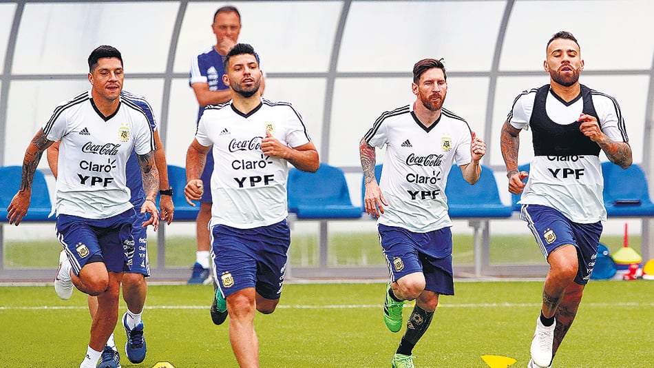 Enzo Pérez, ayer, durante el entrenamiento; corre junto a Agüero, Messi y Otamendi.