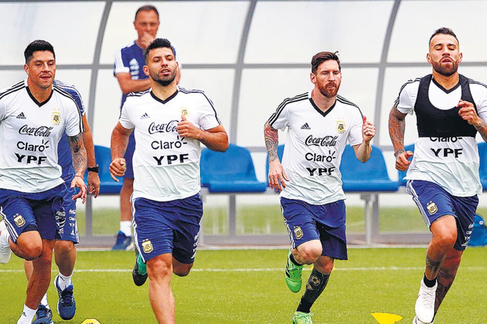Enzo Pérez, ayer, durante el entrenamiento; corre junto a Agüero, Messi y Otamendi.