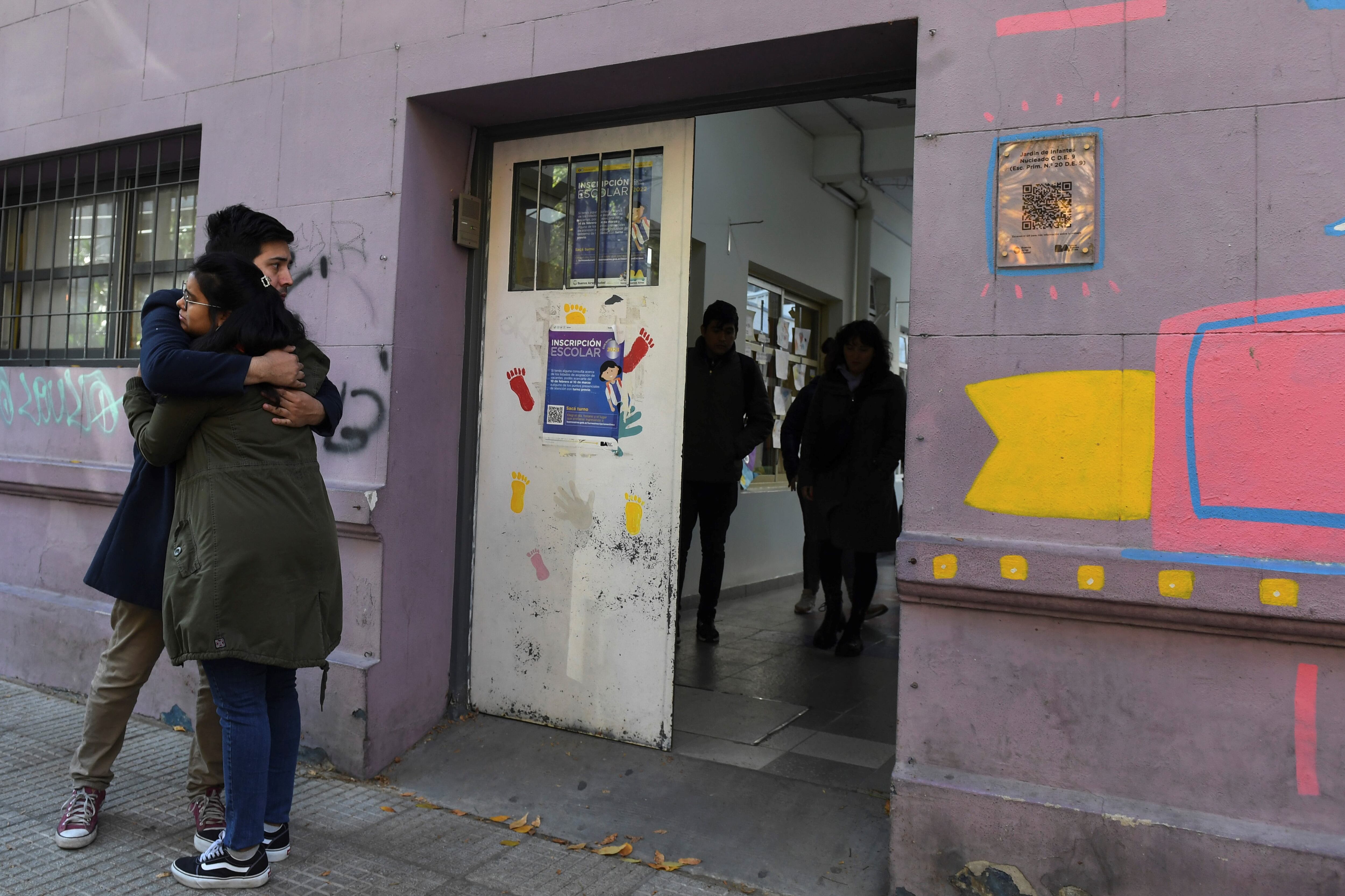 Padres de los alumnos afectados se reunieron este martes en el jardín de Palermo. Imagen: Télam.