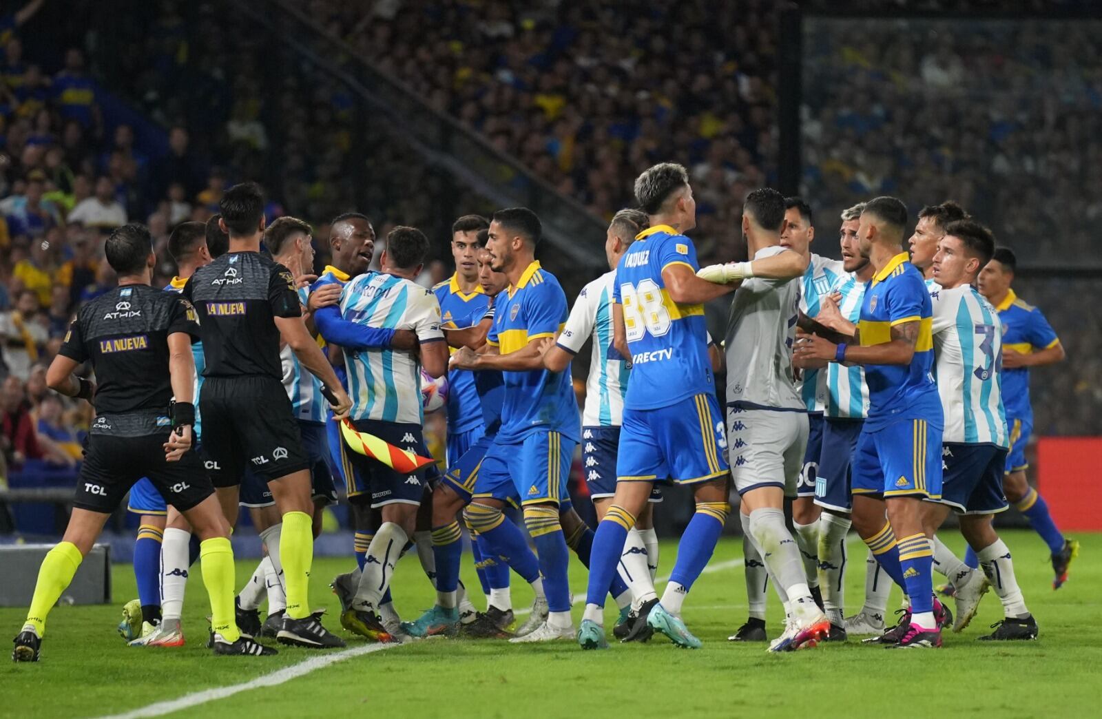 Discusión y empujones en el último Boca-Racing en La Bombonera.