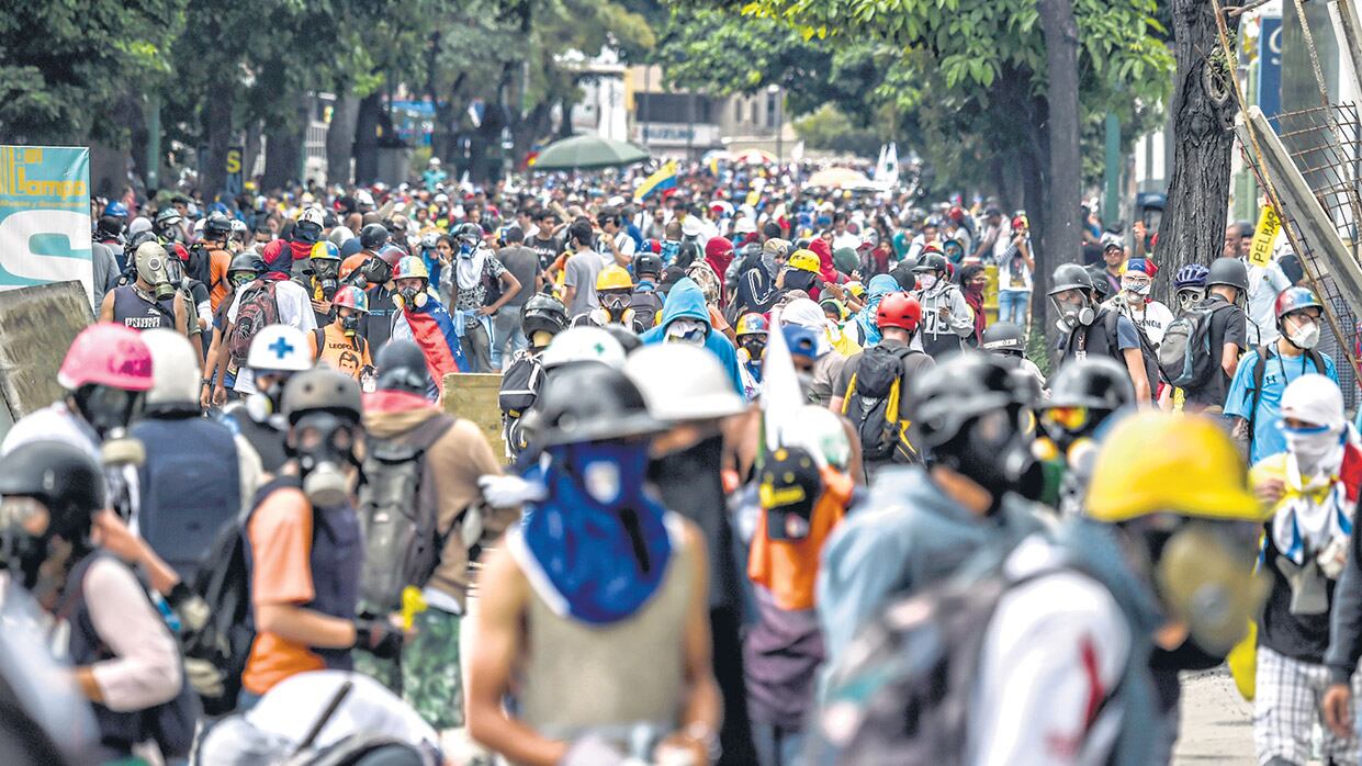 Antes de chocar con la policía, la marcha se dirige a la Corte Suprema.