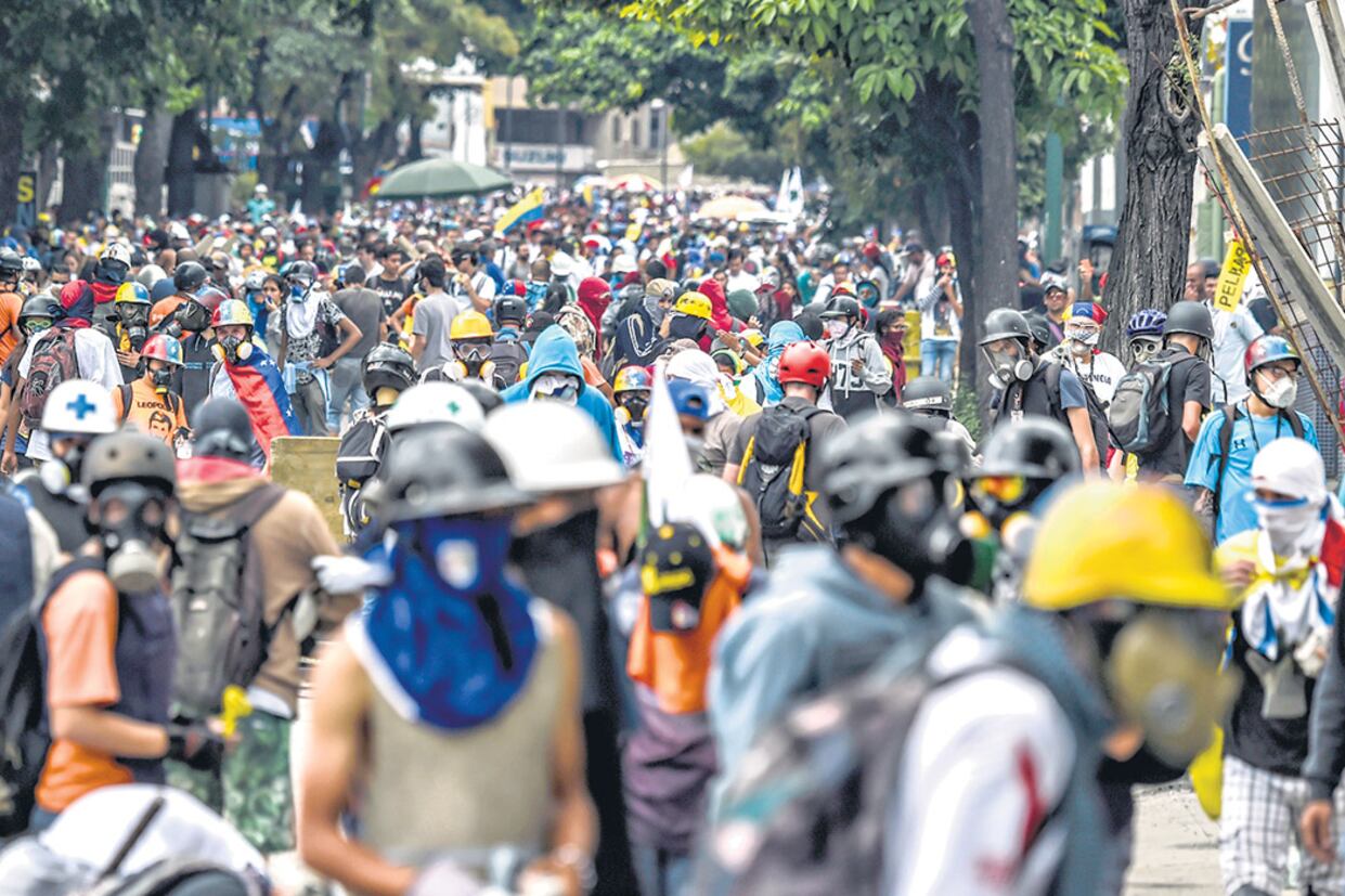 Antes de chocar con la policía, la marcha se dirige a la Corte Suprema.