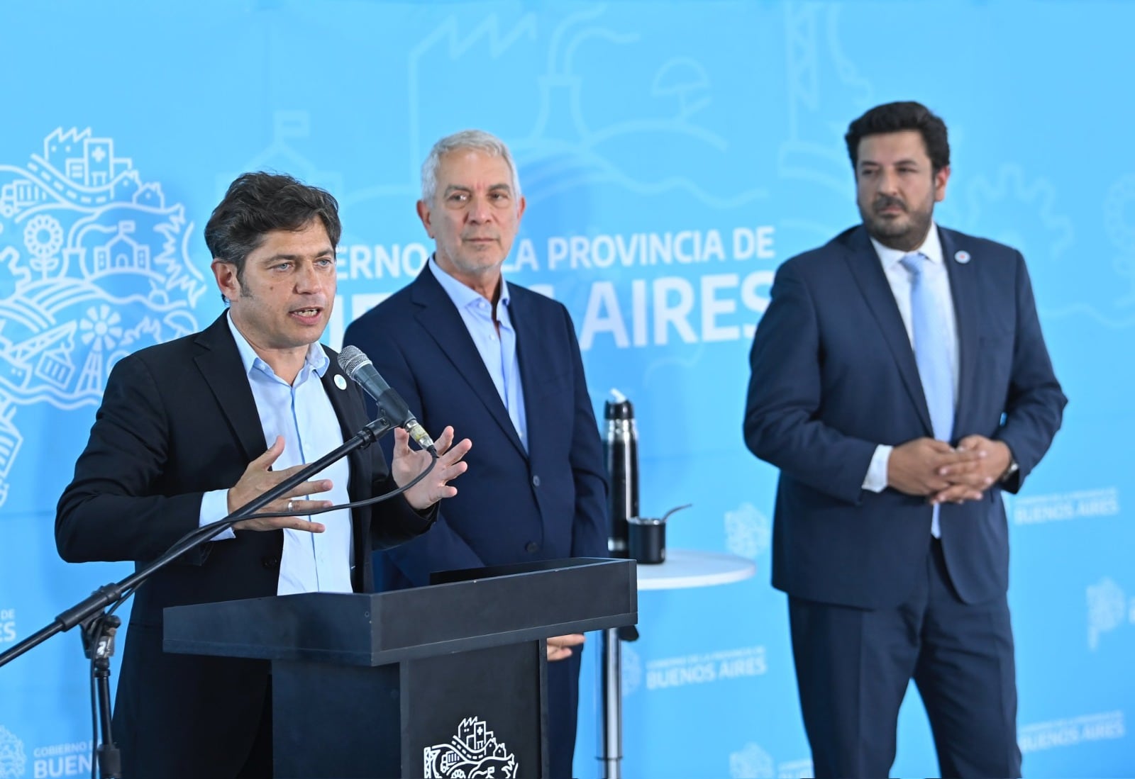 Axel Kicillof junto a Julio Alak y Juan Martín Mena durante la ianuguración de la ampliación de pabellones en Melchor Romero.