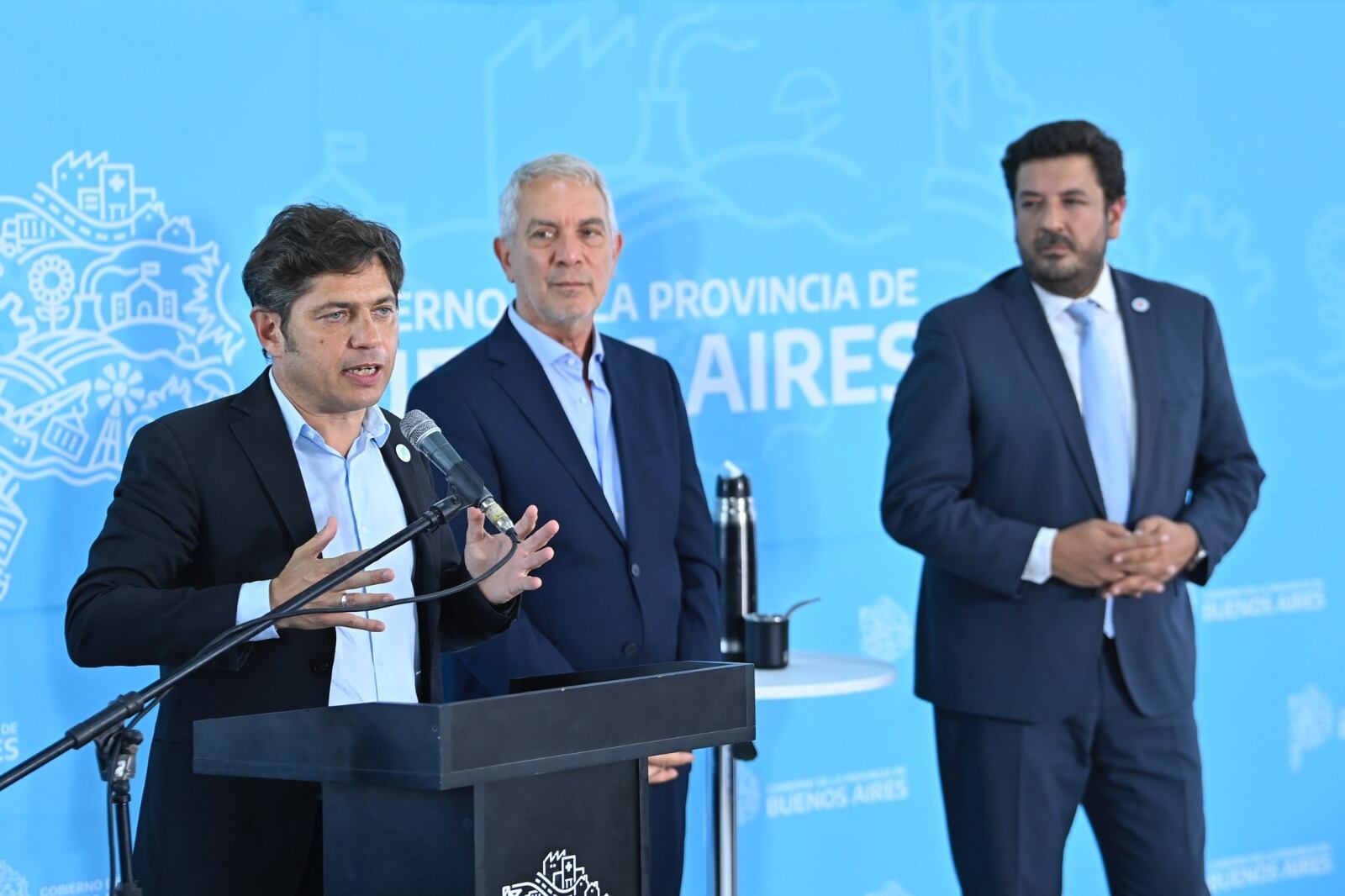 Axel Kicillof junto a Julio Alak y Juan Martín Mena durante la ianuguración de la ampliación de pabellones en Melchor Romero.